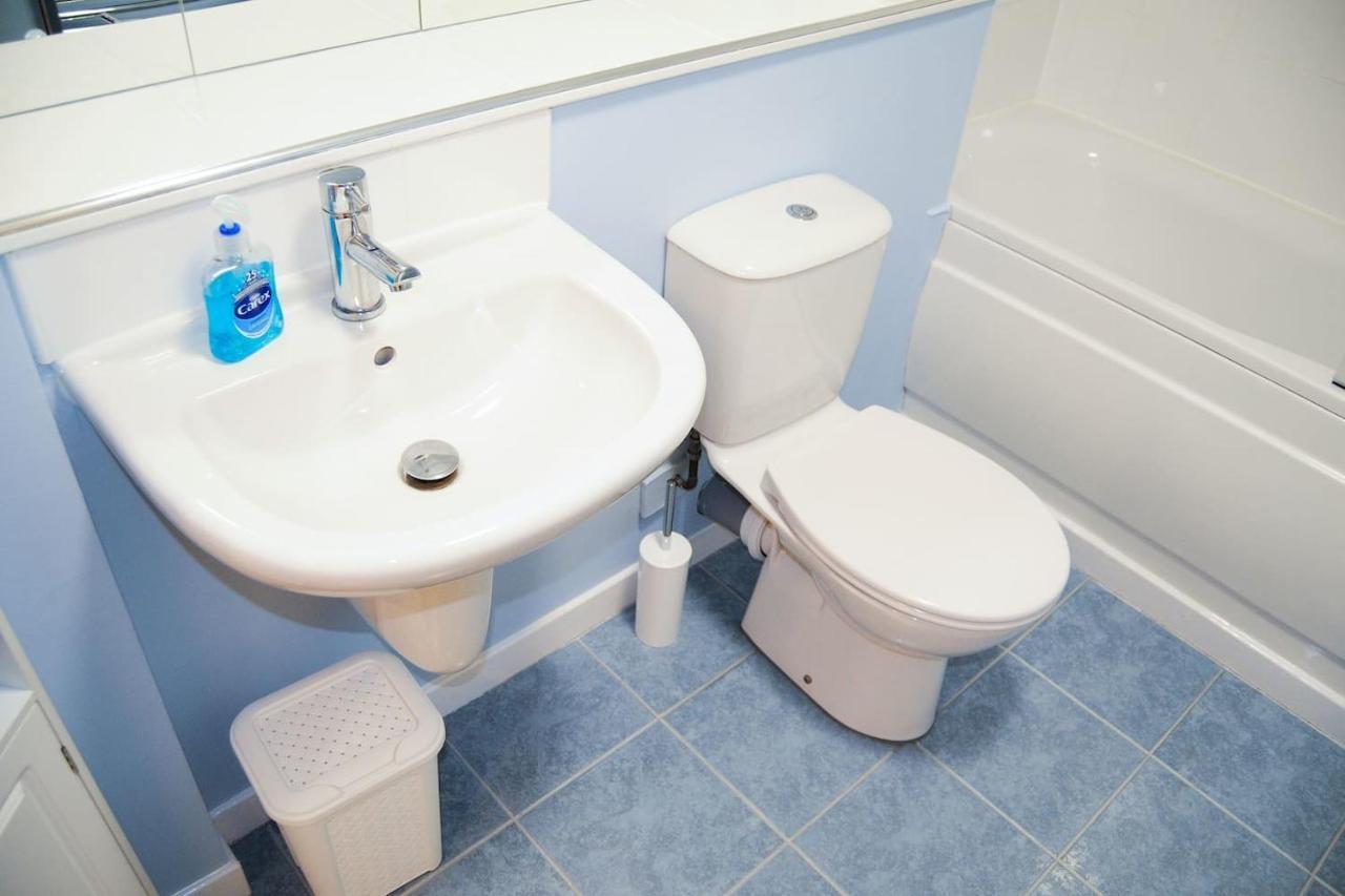 New Glasgow Family Home - Private Parking Extérieur photo